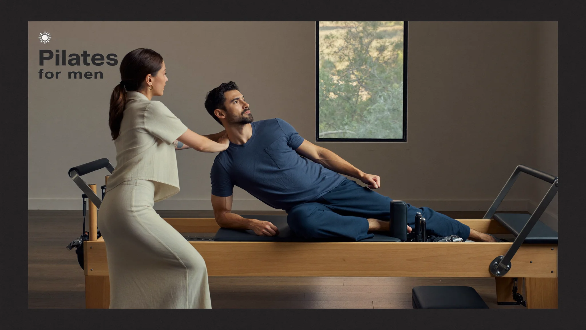 Hombre de 40 años haciendo pilates reformer en Lagar Studio Aravaca