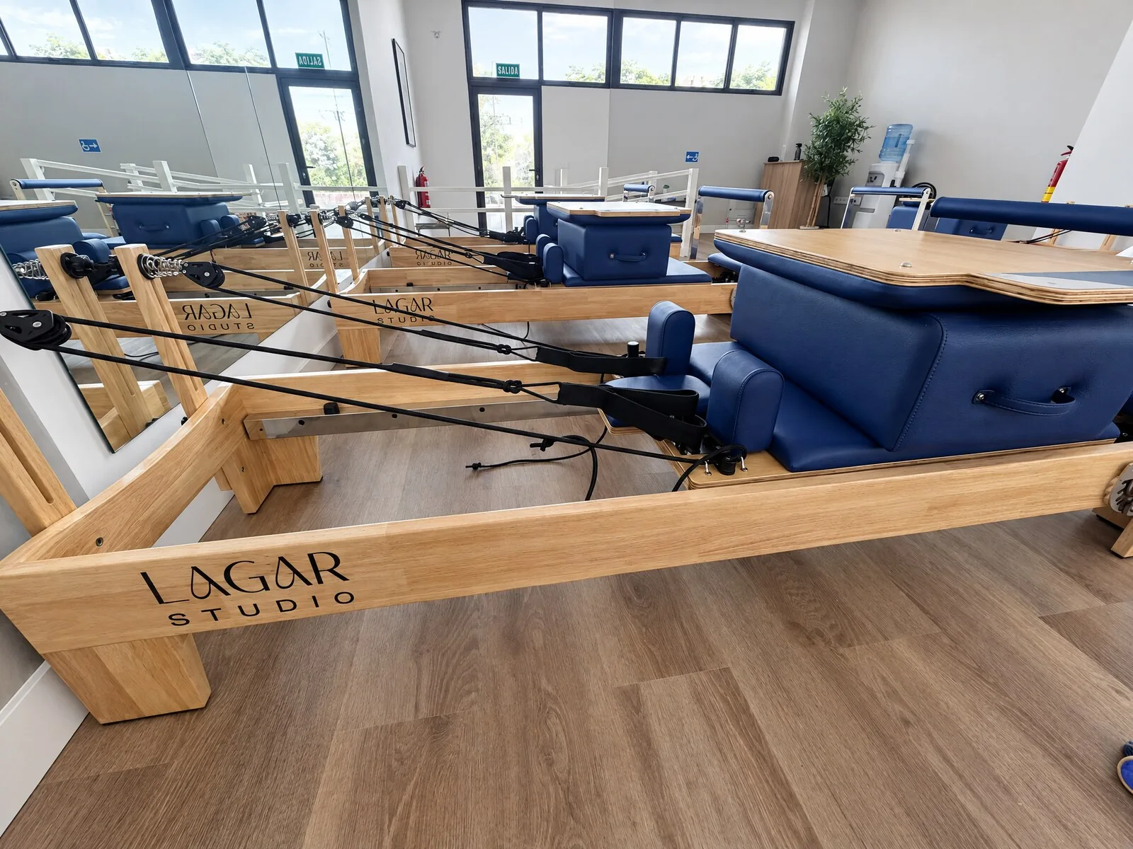 Detalle de un reformer de roble con el logo de Lagar Studio grabado en la madera — Aravaca