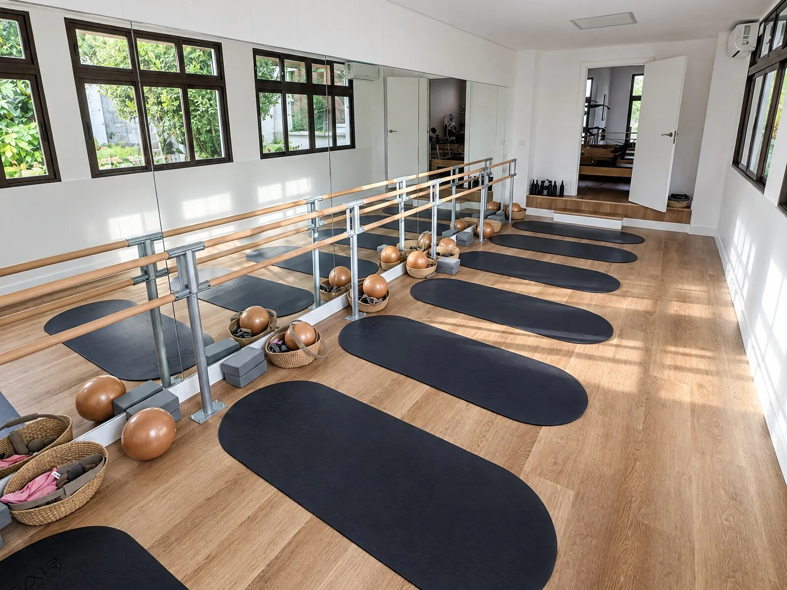 Sala Jardín de Lagar Studio: techos altos, luz natural y el jardín al otro lado de los ventanales